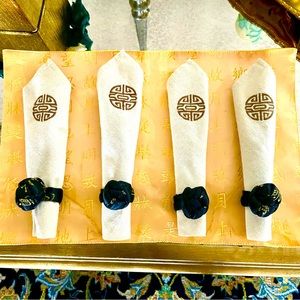 Four sets of linen napkins and rings/Asian style. New, never used